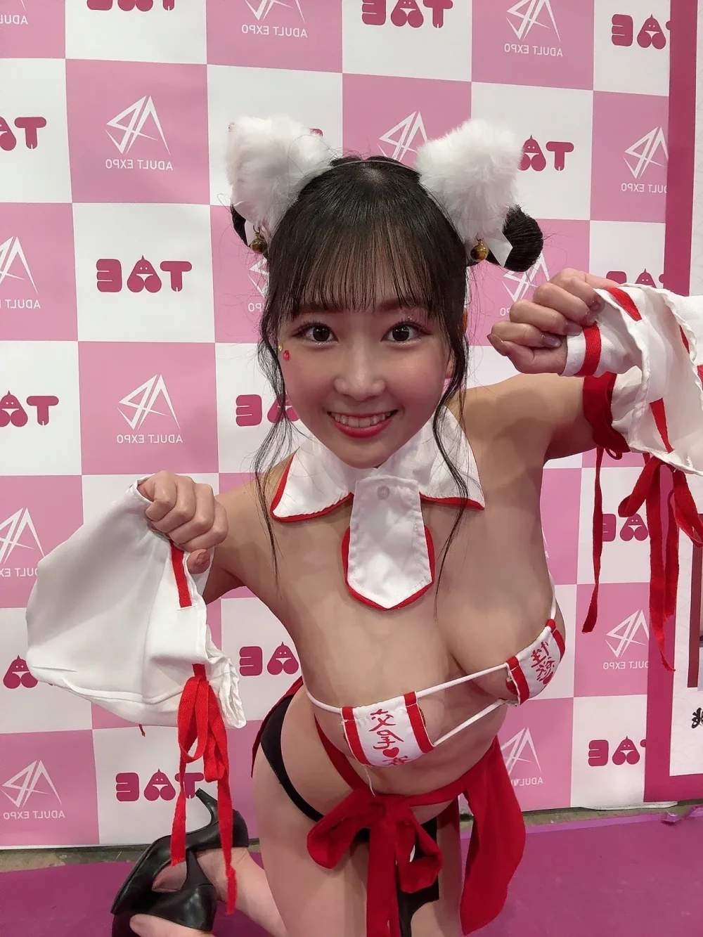 愛瀬ゆうり (Yuri Manase)：寫真集、片段與個人檔案