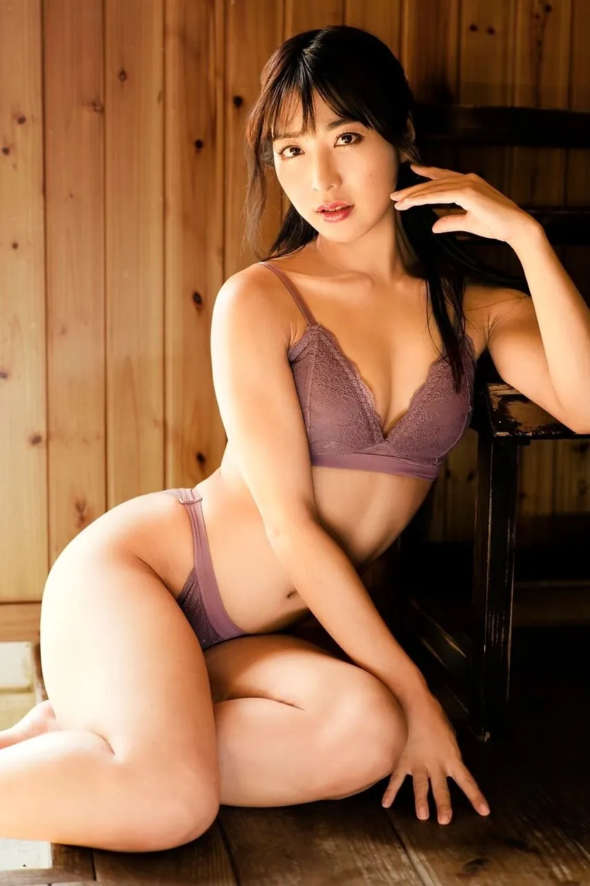 水川潤 / 由愛可奈 (Jun Mizukawa / Kana Yume)：寫真集、片段與個人檔案